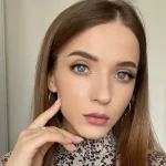 Abstract print blouse with light jeans, lively spring style