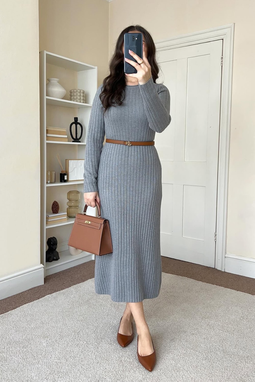 Ribbed knit dress with brown accessories, elegant spring fashion