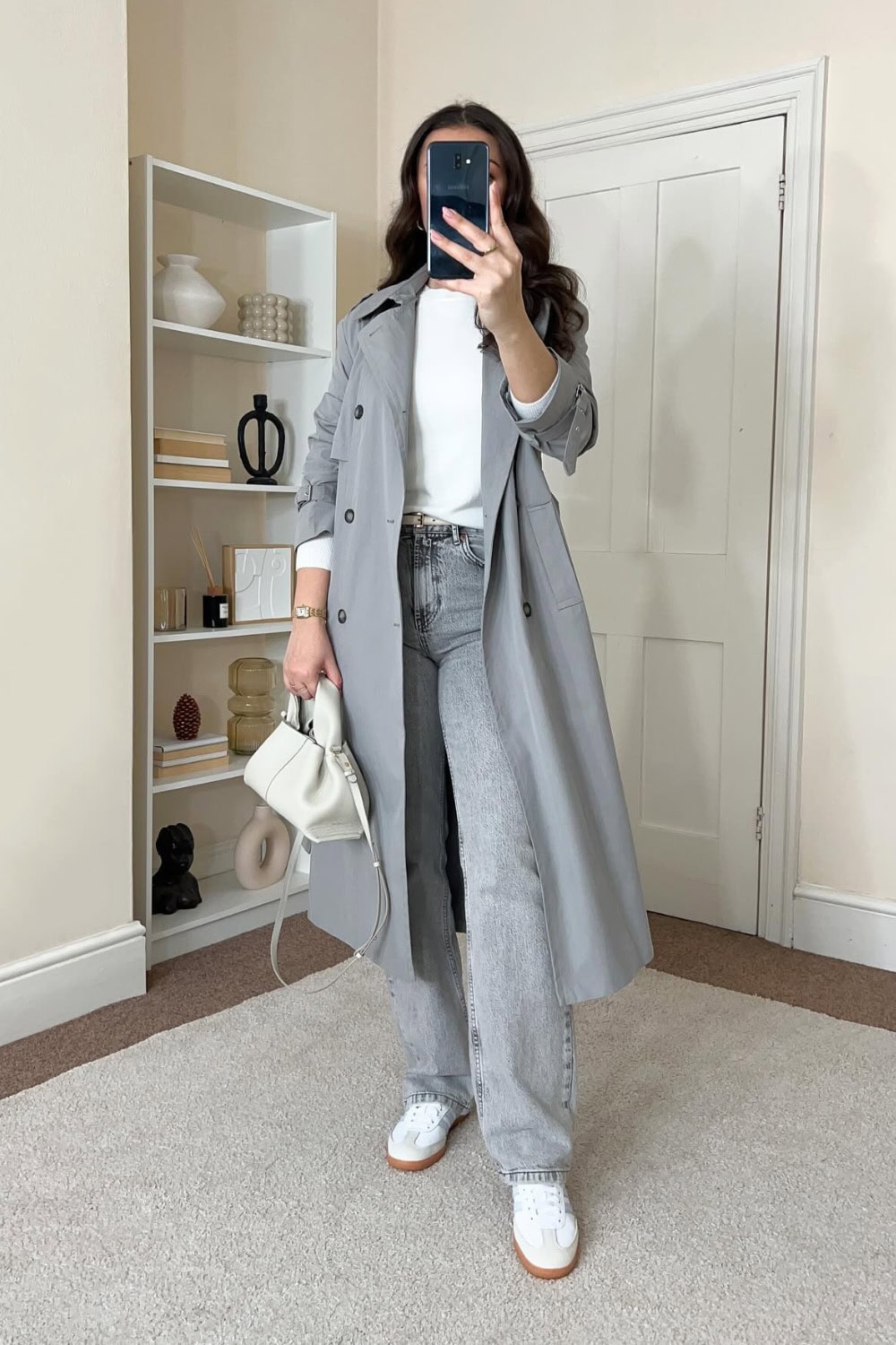 Long trench coat and jeans, casual chic spring style