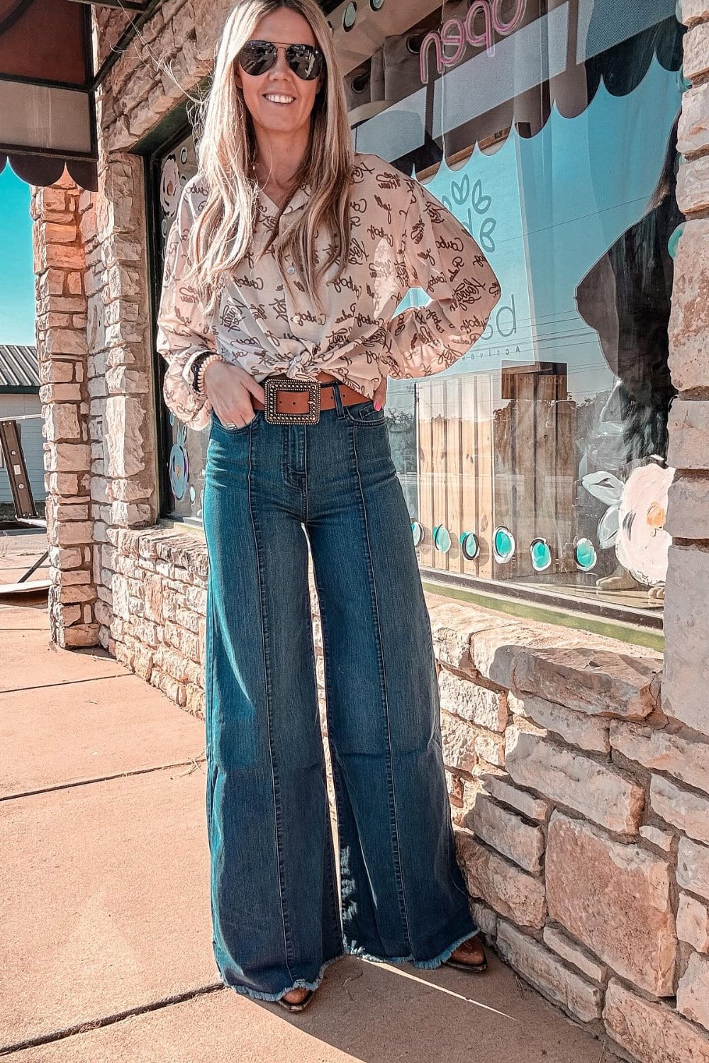 Wide-leg jeans with printed blouse