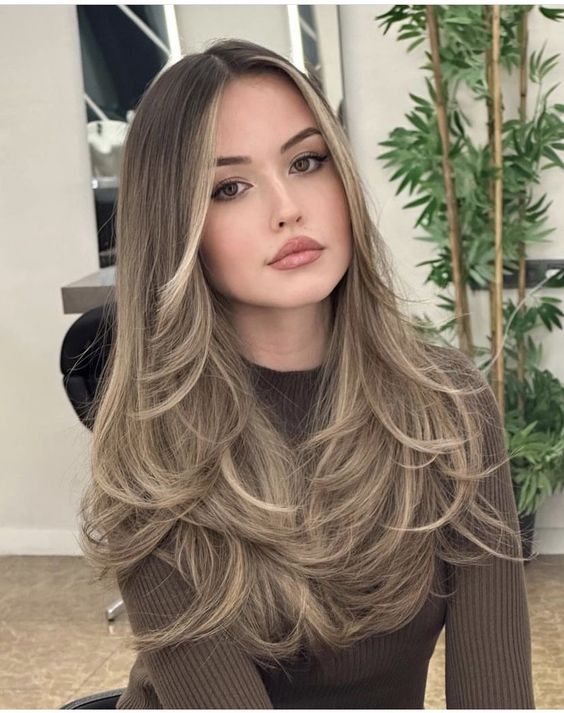 Soft beige blonde, timeless brunette trend