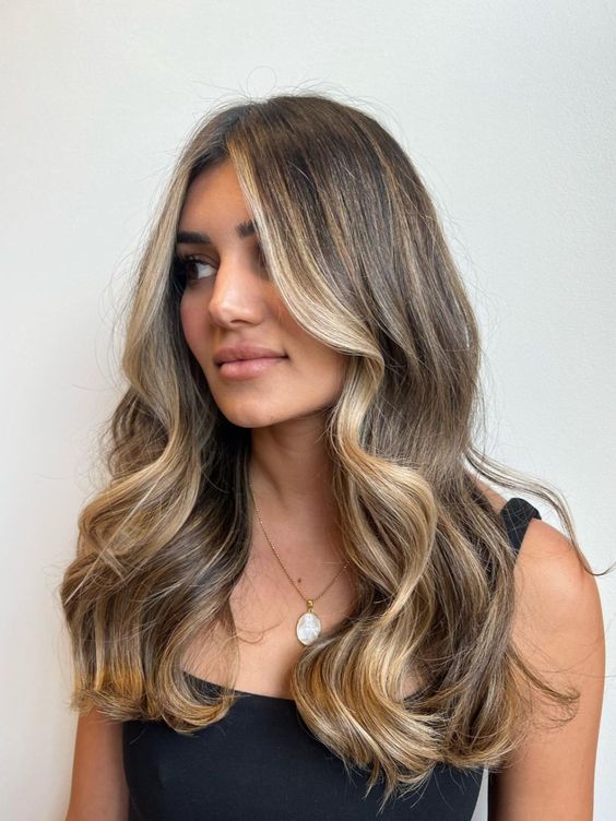 Subtle caramel highlights, natural brunette trend