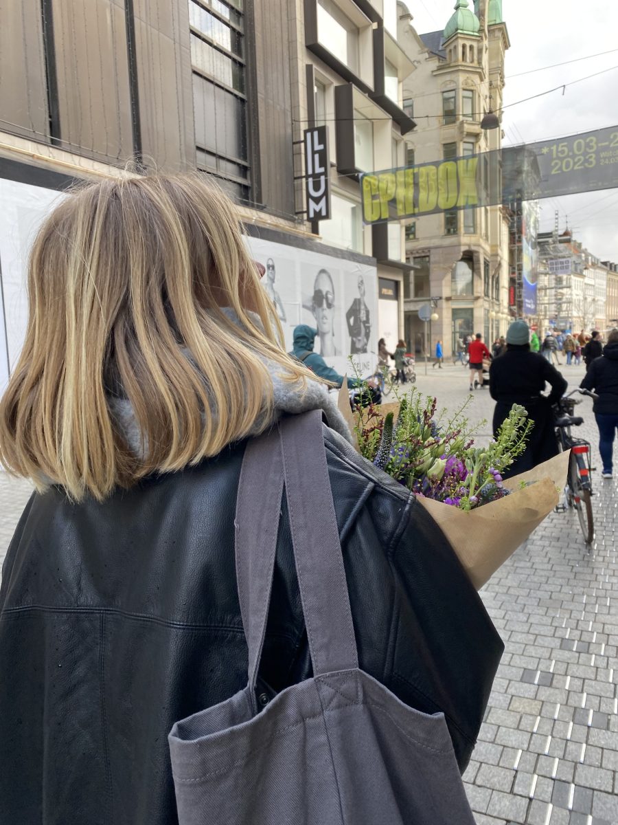 Casual blonde lob with natural movement