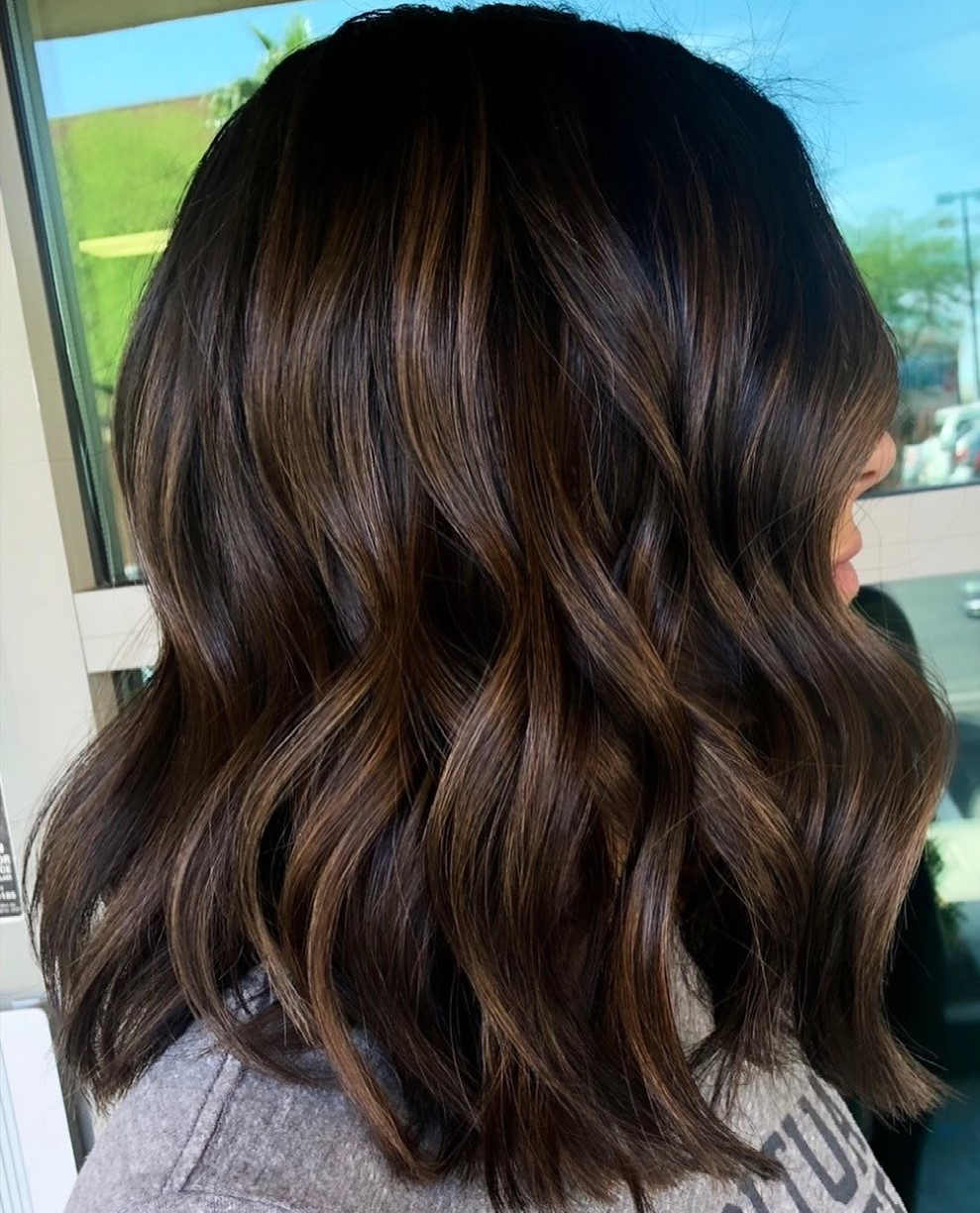 Medium wavy hair with mocha highlights