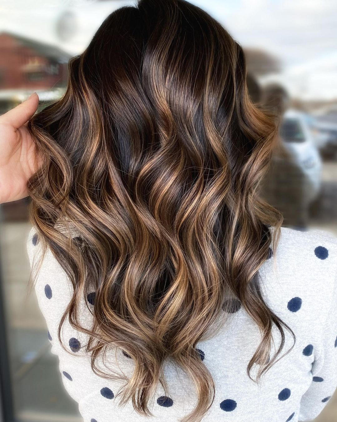 Long wavy hair with caramel sombre highlights