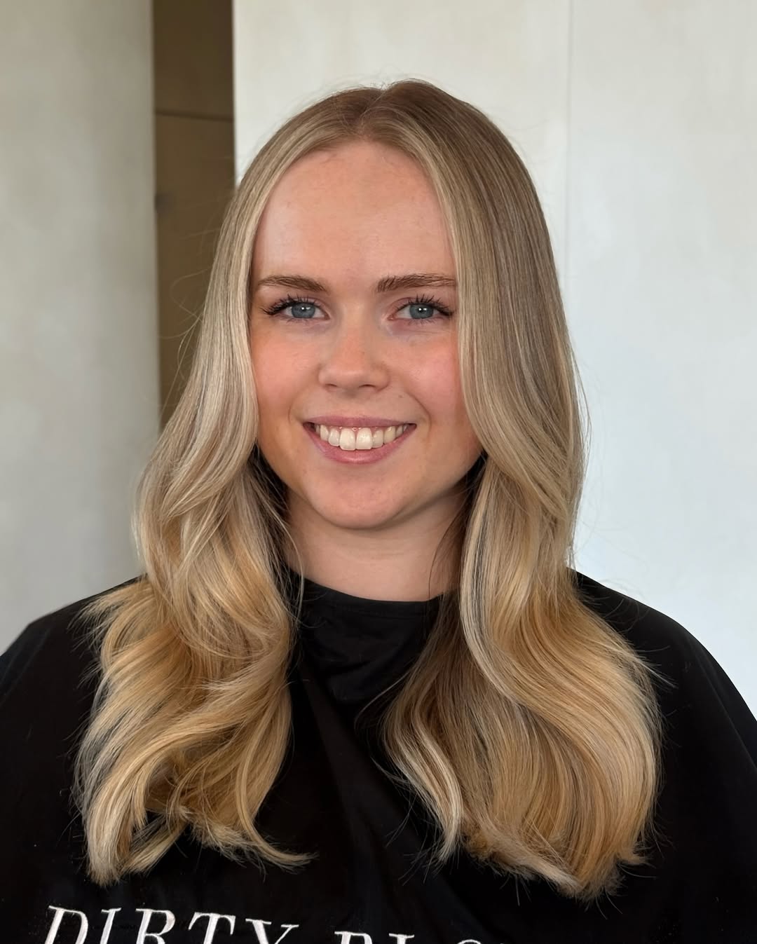 Classic blonde waves with glossy finish