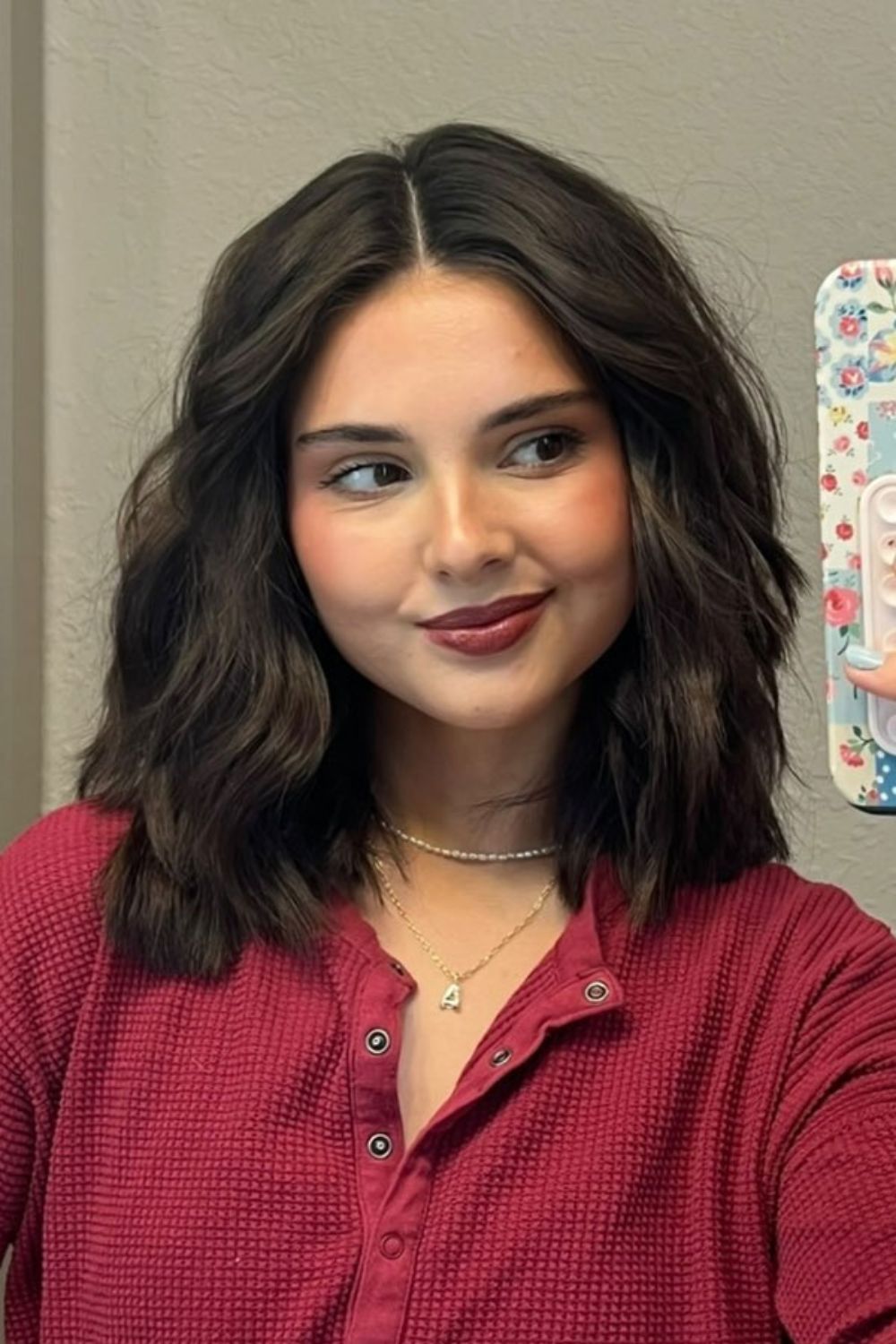 Sleek lob with middle part and soft waves