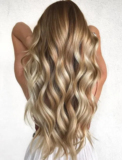 Beachy honey blonde waves with sun-kissed look