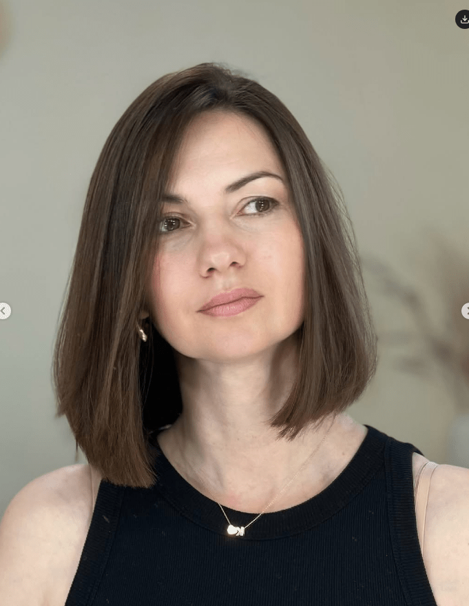Sleek asymmetrical lob with side part