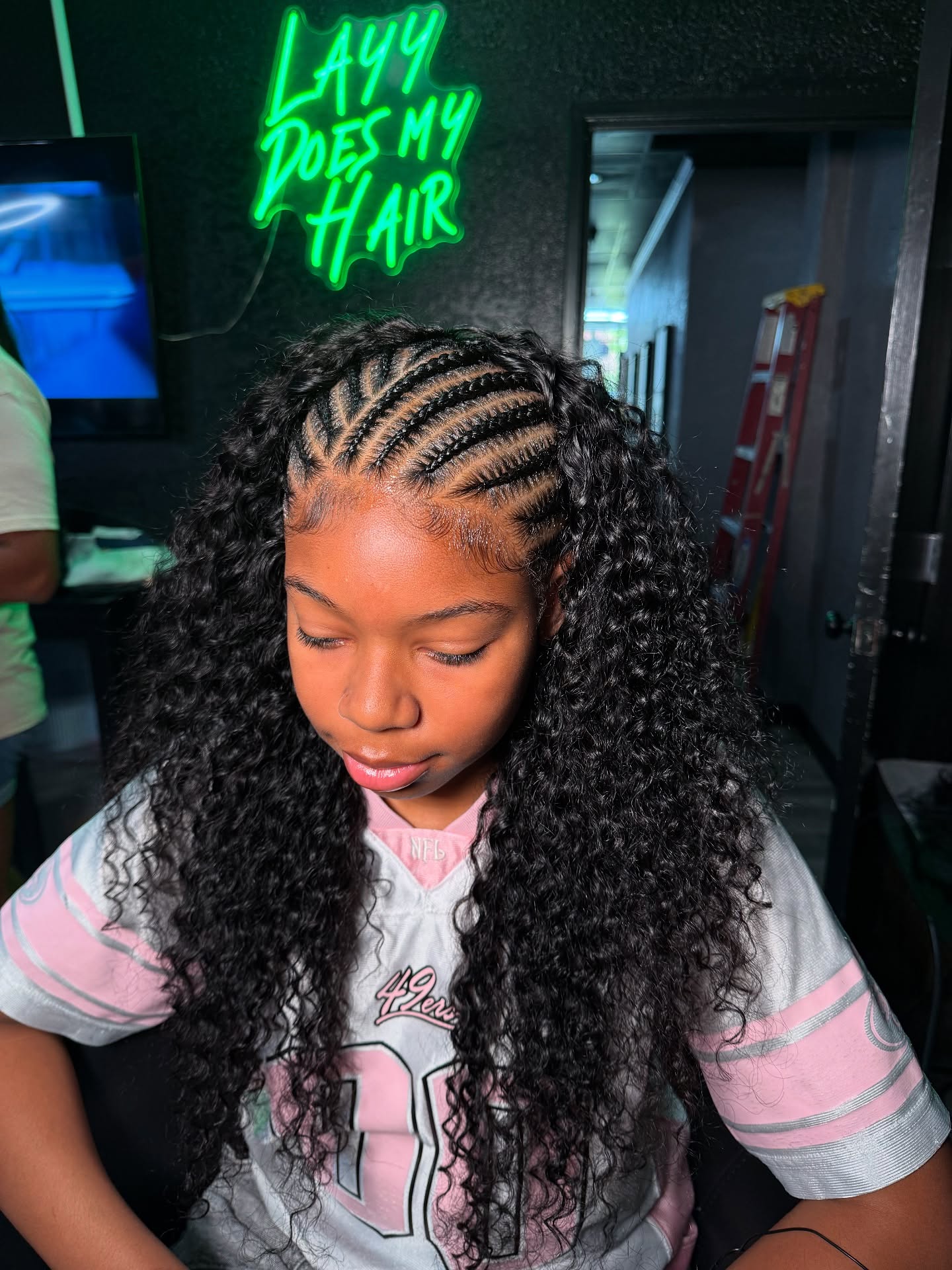 Curly braids with defined edges for volume
