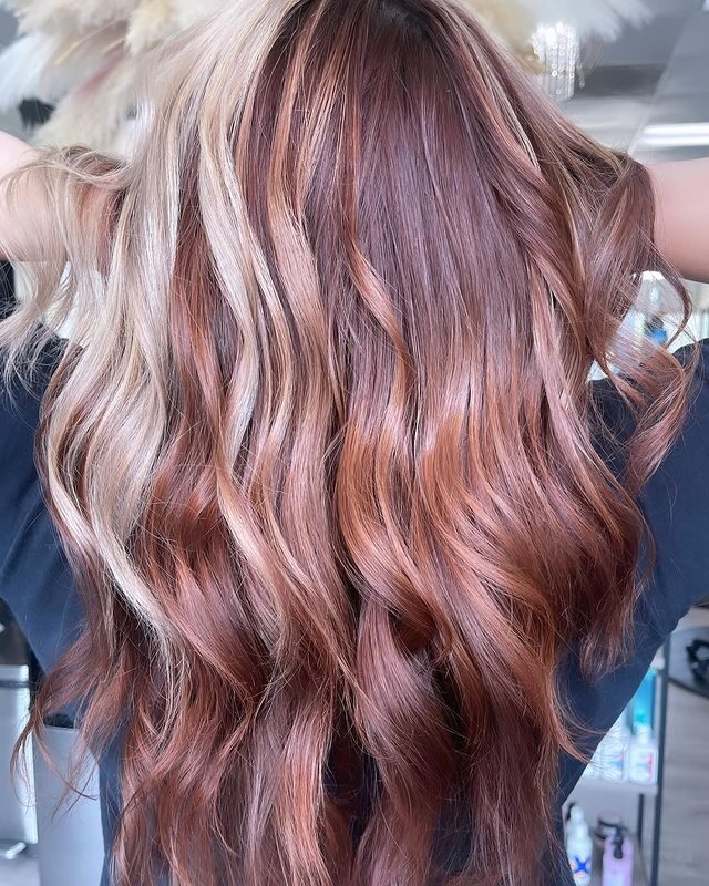 Contrasting rose gold and blonde waves