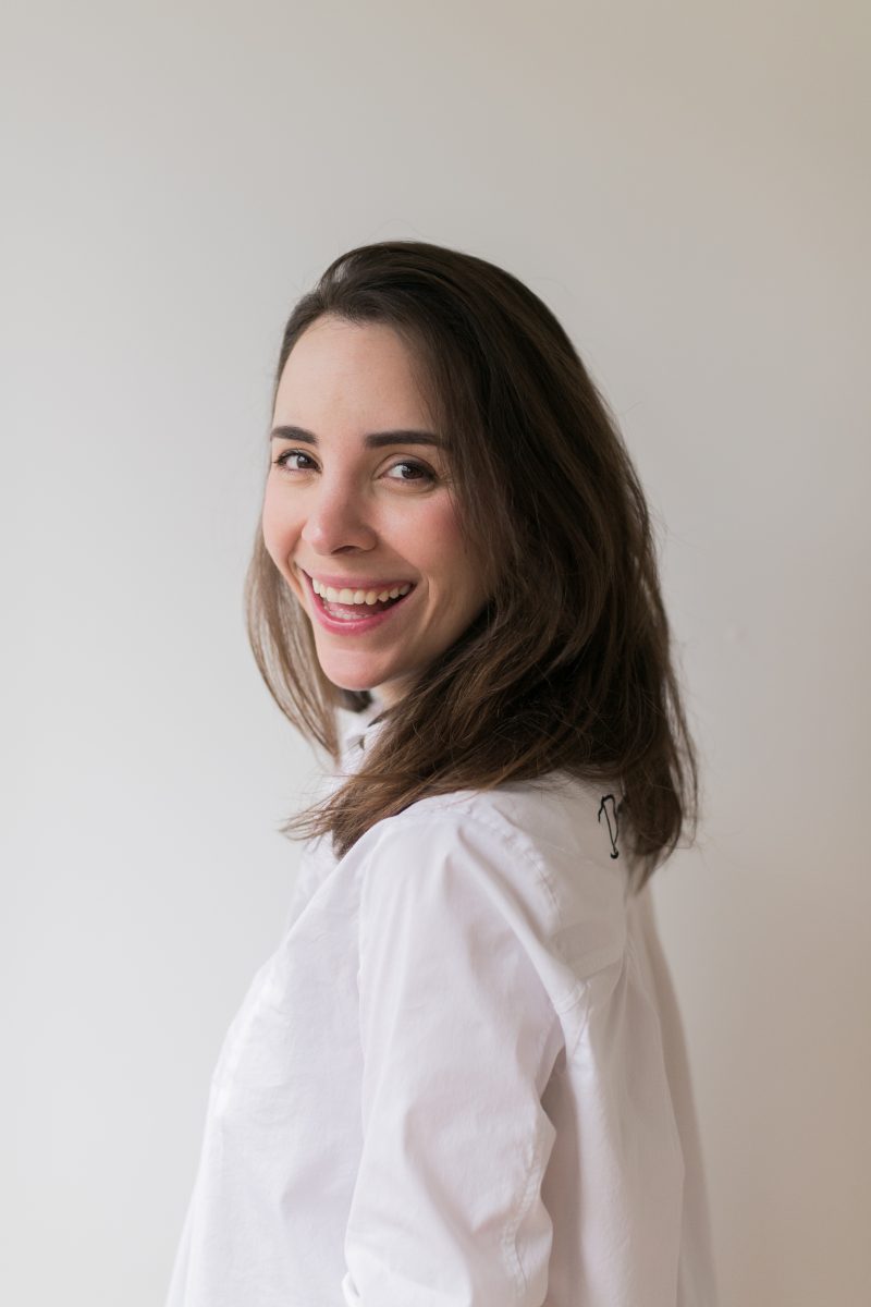 Relaxed side part with natural texture