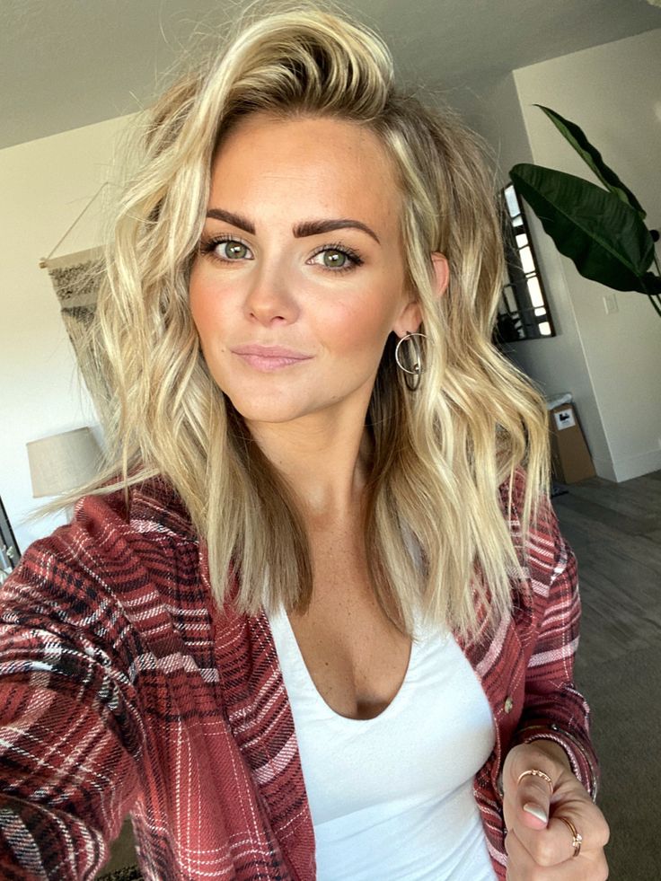 Layered blonde with natural texture, relaxed hair style, easy elegance