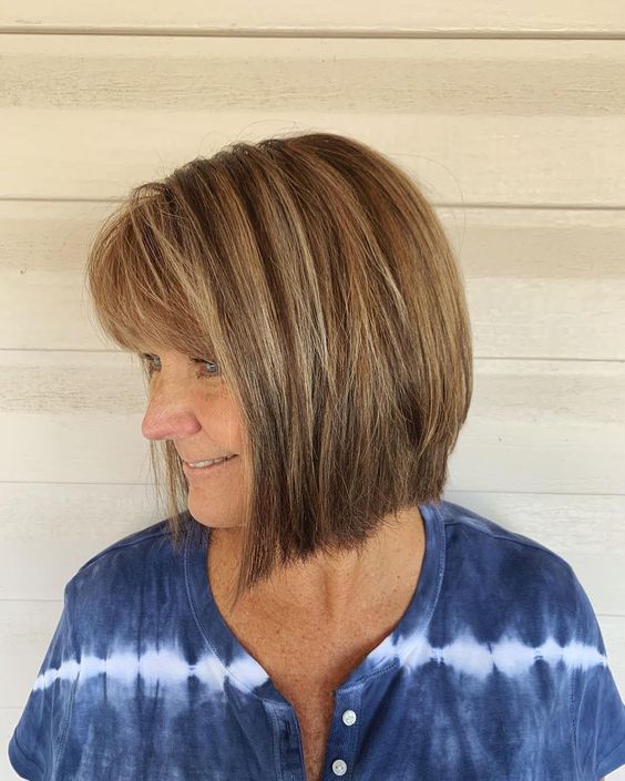 Textured bob with highlights, dynamic hair color, contemporary style