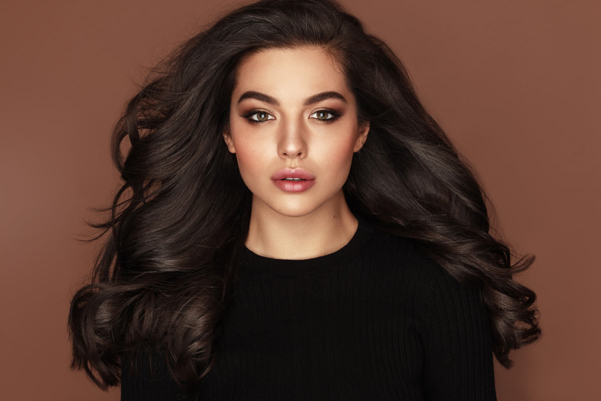 Voluminous waves, deep brunette color, spring hair trends