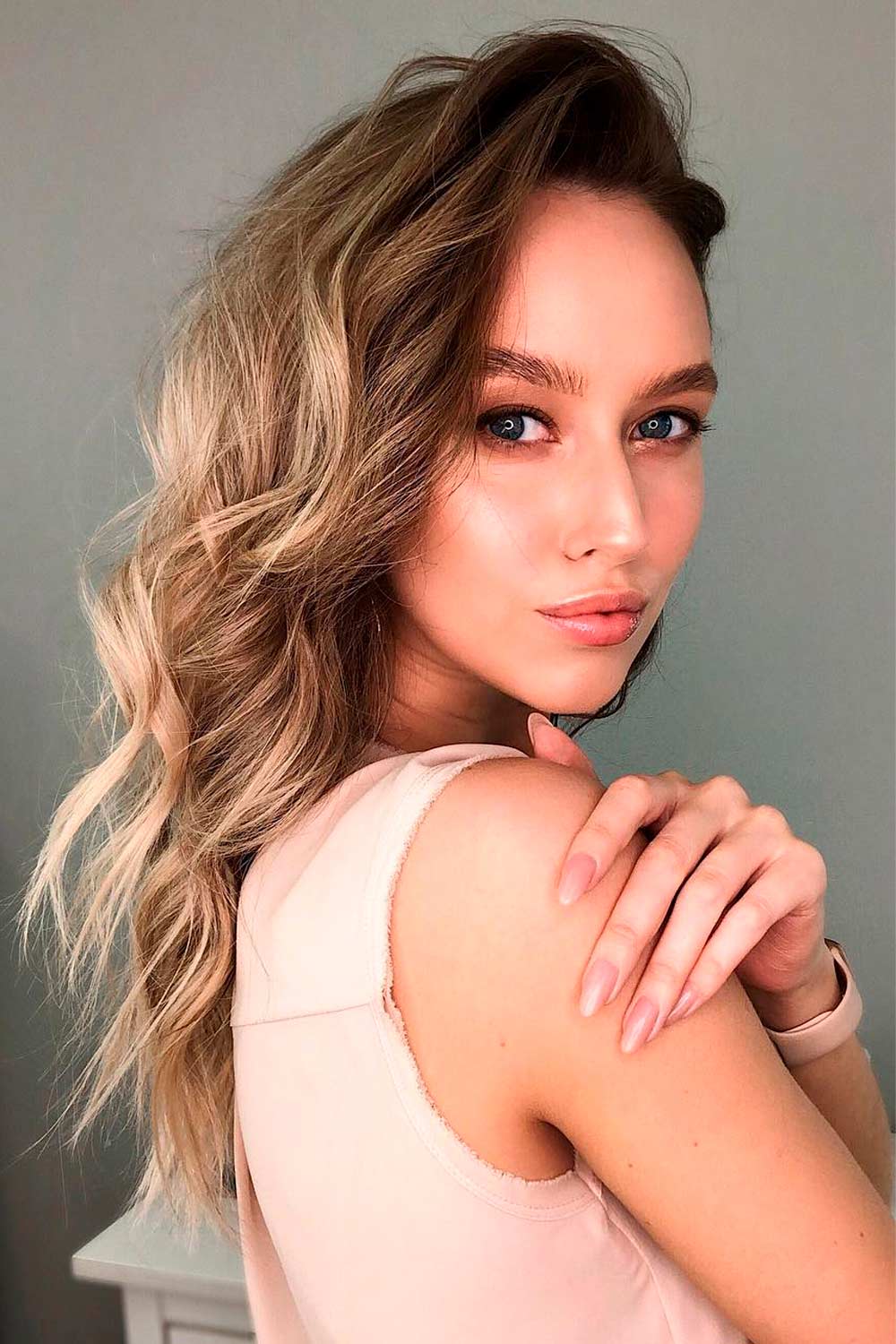 Textured bob, tousled layers, spring hair trends