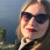 Effortless chic hairstyle with sunglasses, casual spring look