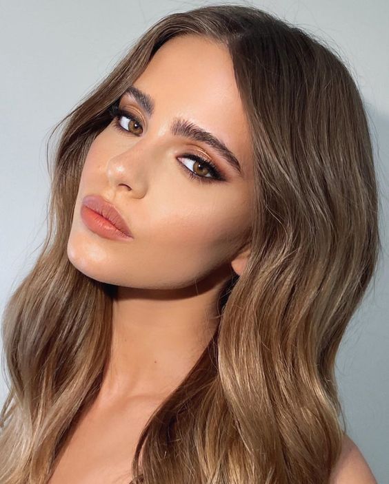 Subtle glam makeup, glossy finish