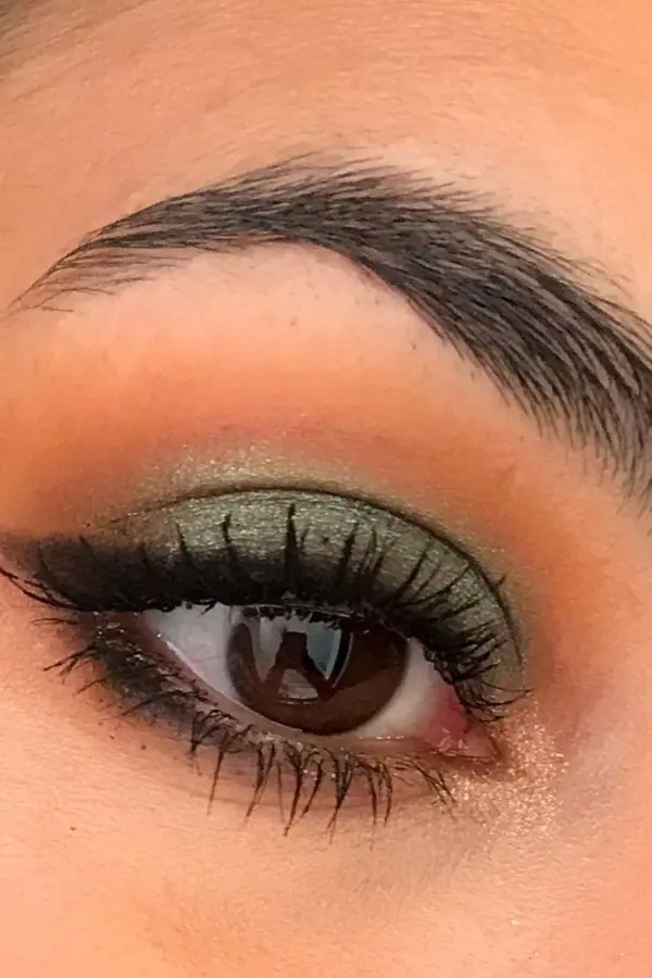 Earthy green eye makeup, bold look