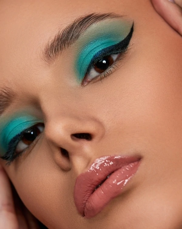 Turquoise eye makeup, bold and bright