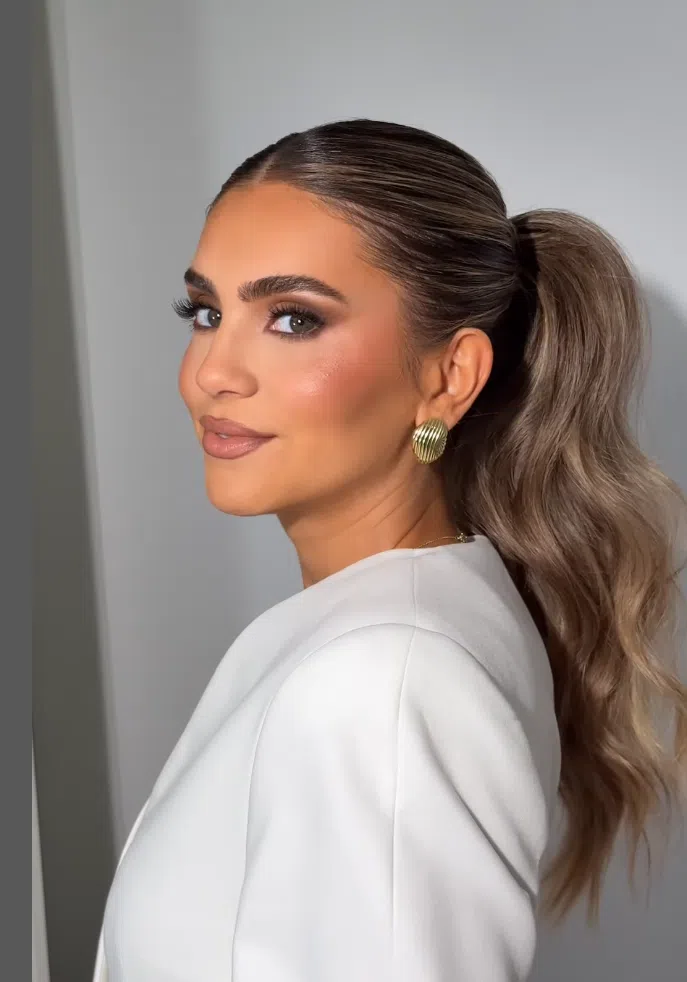 Chic ponytail with bold brows and natural makeup