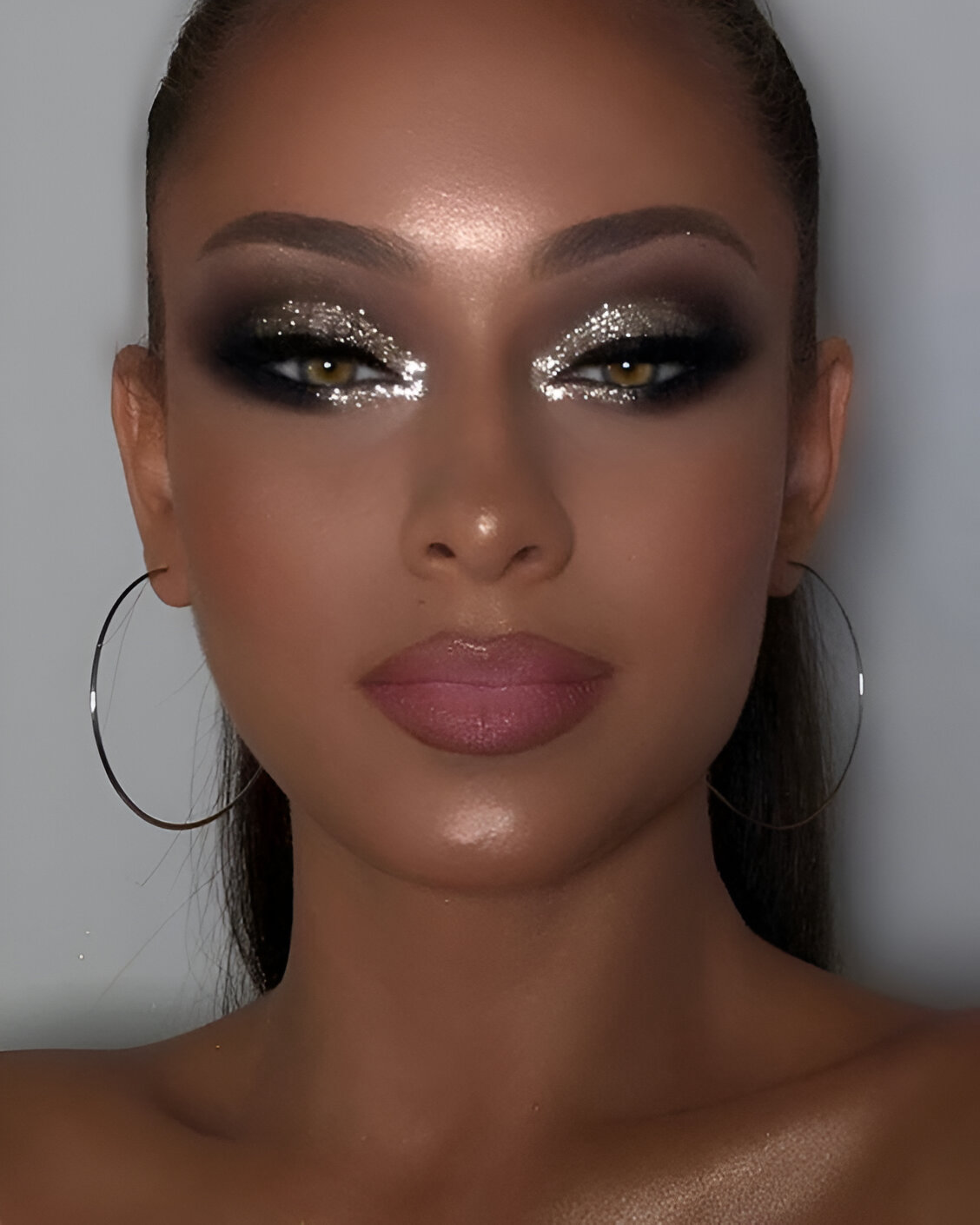 Dramatic smoky eyes with glitter and nude lips