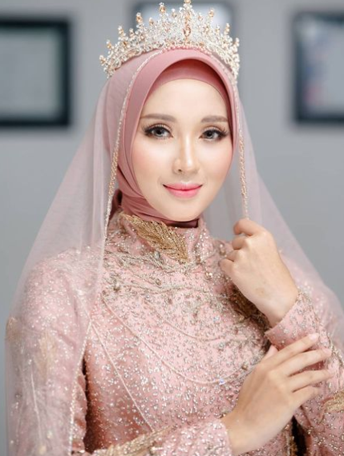 Regal wedding makeup with subtle sophistication