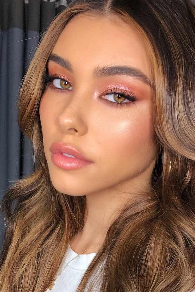 Warm peachy pink eyeshadow with natural lips
