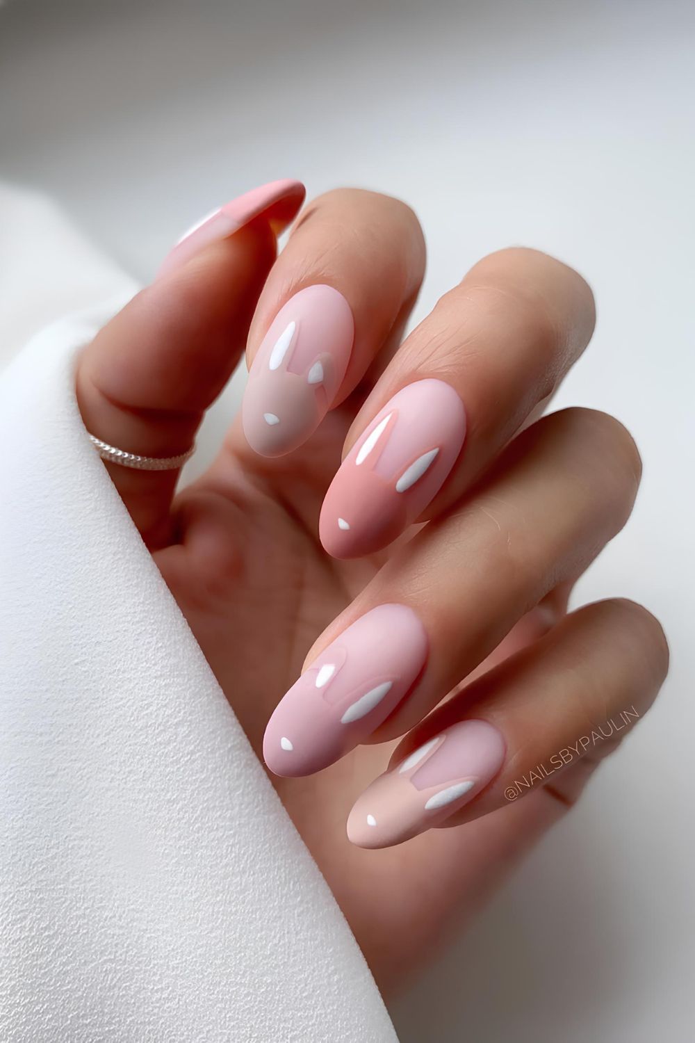 Pink ombré almond nails
