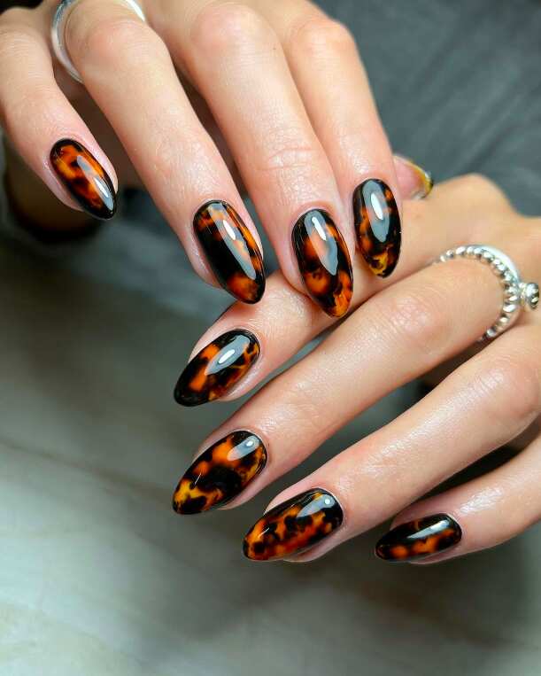 Tortoiseshell and leopard nails, bold manicure, Pinterest trend