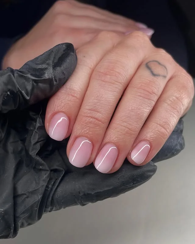 Short square pink ombre nails, minimalist style