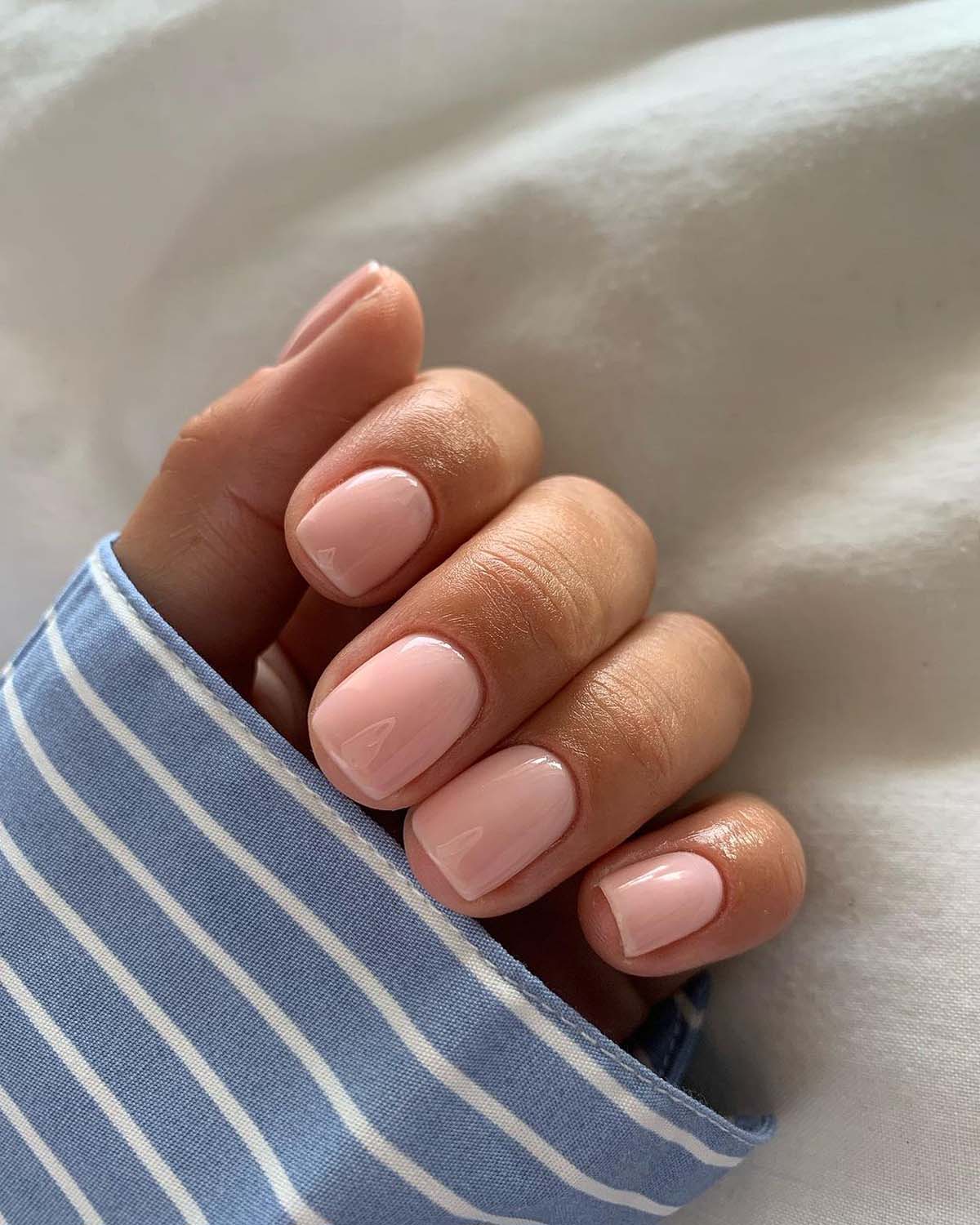 Soft pink minimalist nails, short round shape