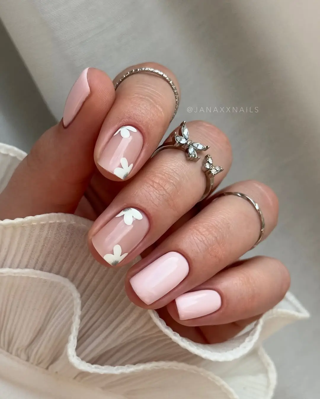Floral daisy accent nails with soft pink base, spring-inspired, Pinterest floral nails.