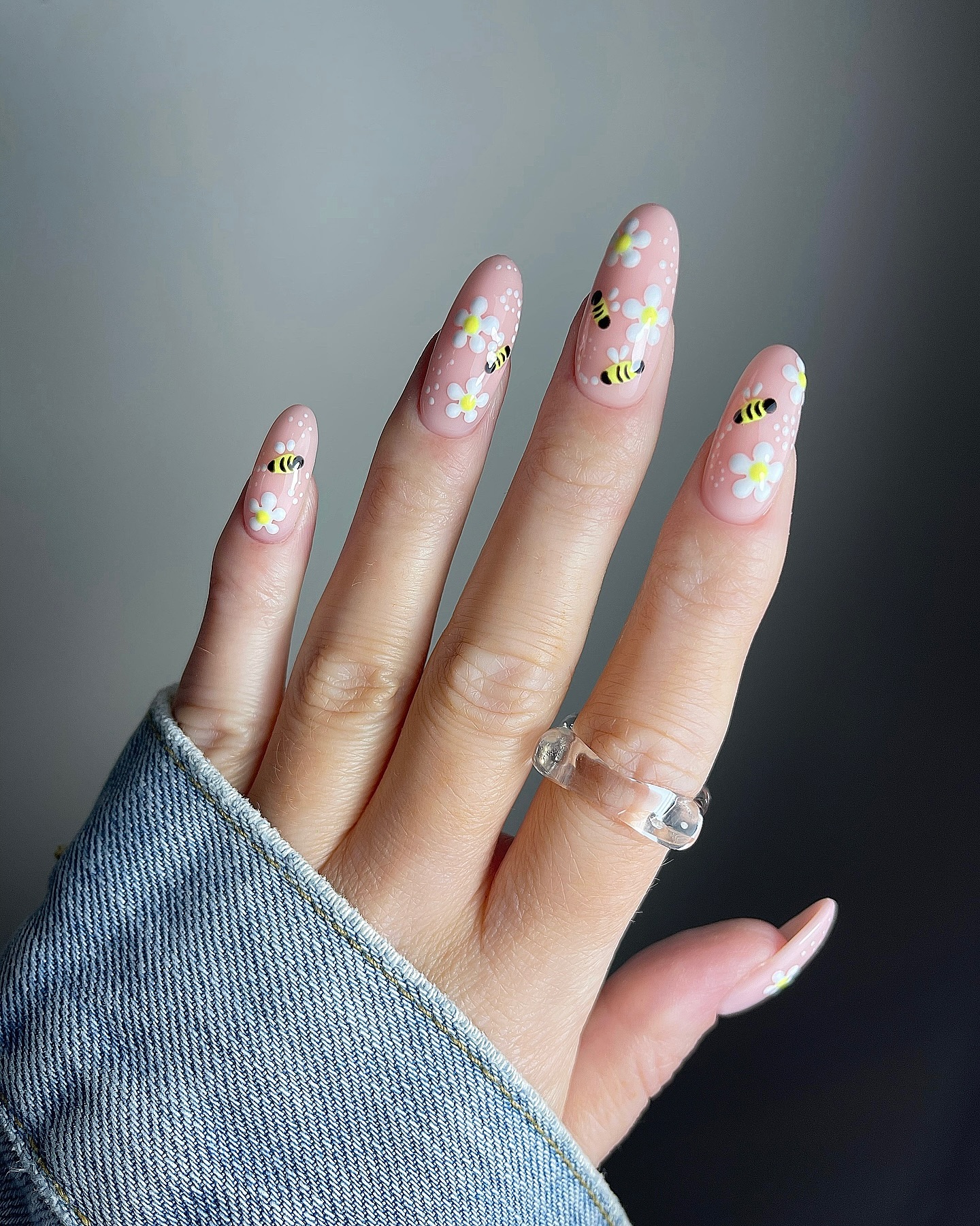 Bee and daisy nails with almond shape and playful accents