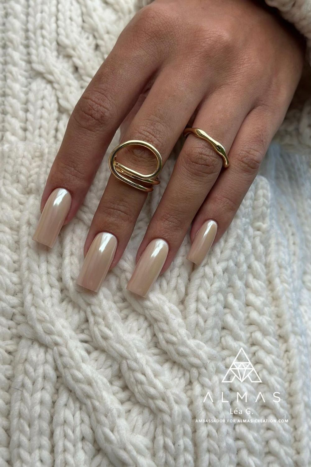 Elegant pearlescent nails, ideal for luxurious and sophisticated looks.