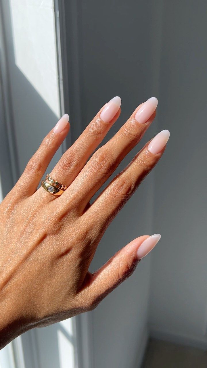 Minimalist nude nails with a sophisticated and refined finish.