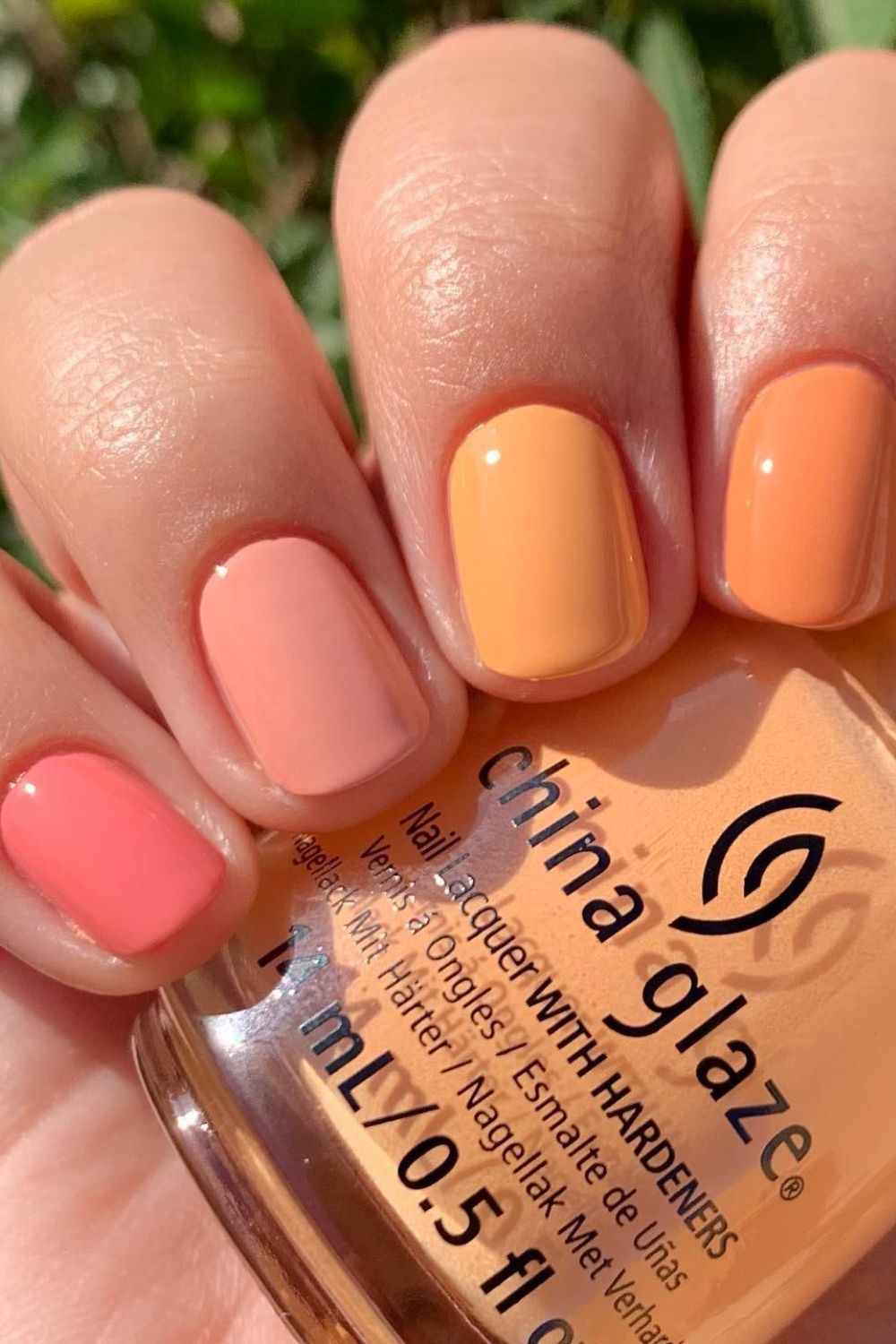 Sunset gradient nails, blending warm tones for a vibrant and dynamic appearance.