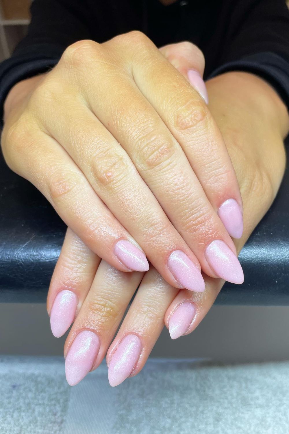 Shimmering pink nails, elegance with a touch of sparkle.