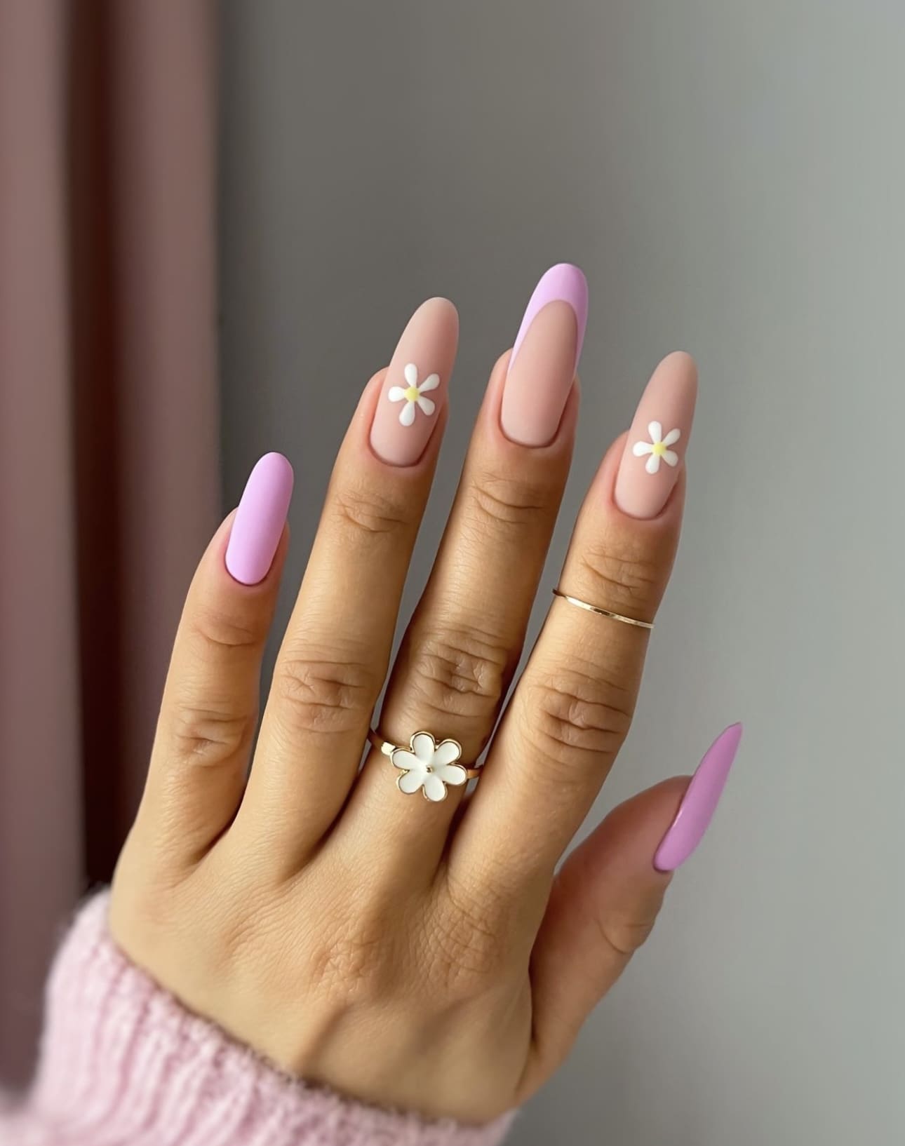 Matte pink and purple nails with daisy accents, playful spring nails, pastel design