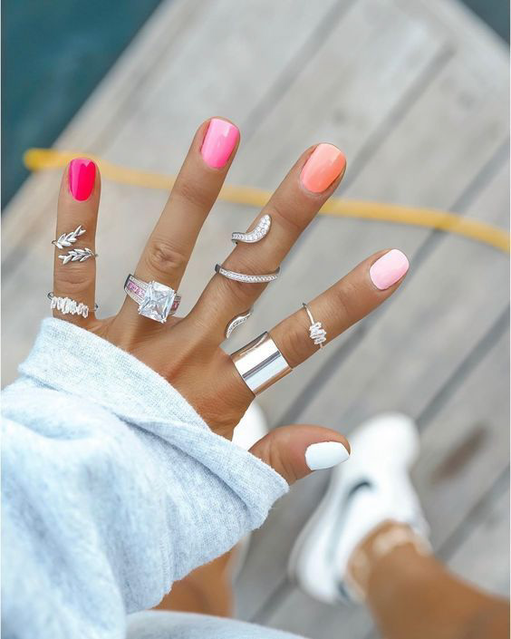 Short nails with neon and pastel mix.
