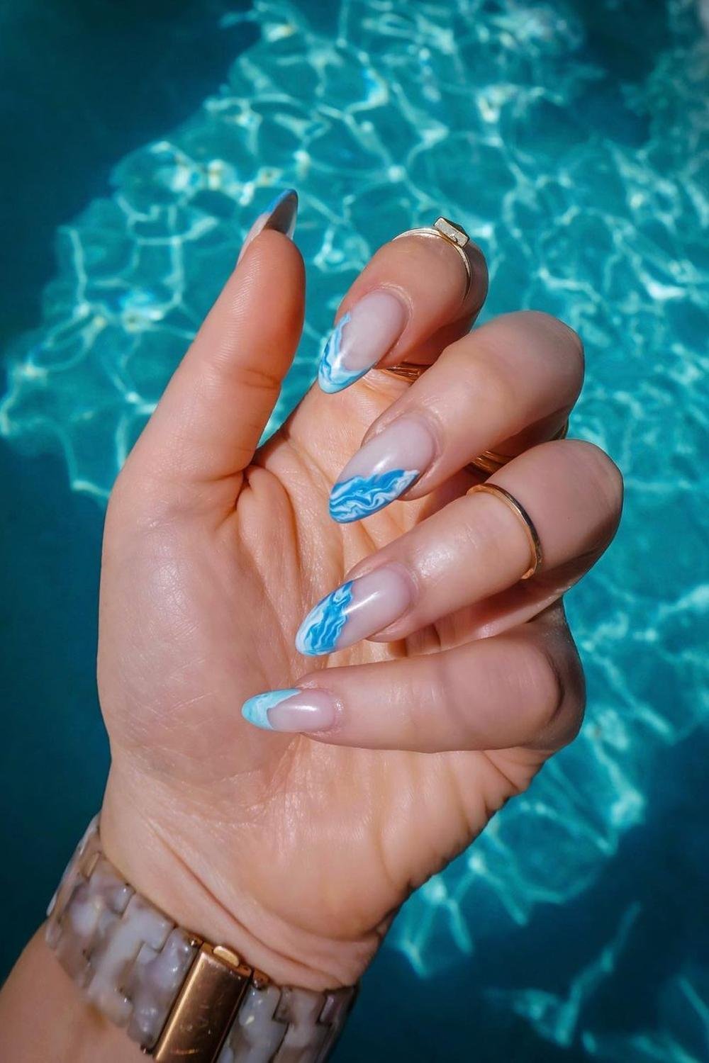 Marbled blue nails, ideal for subtle vacation styles and artistic flair