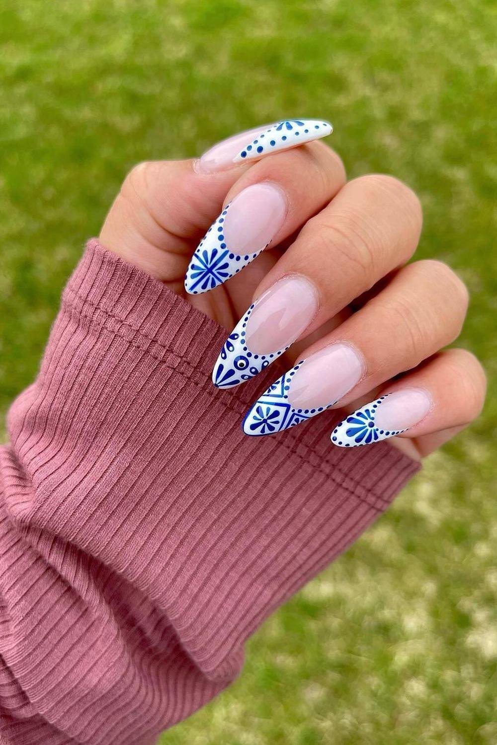 Blue and white porcelain nails, ideal for elegant vacation styles