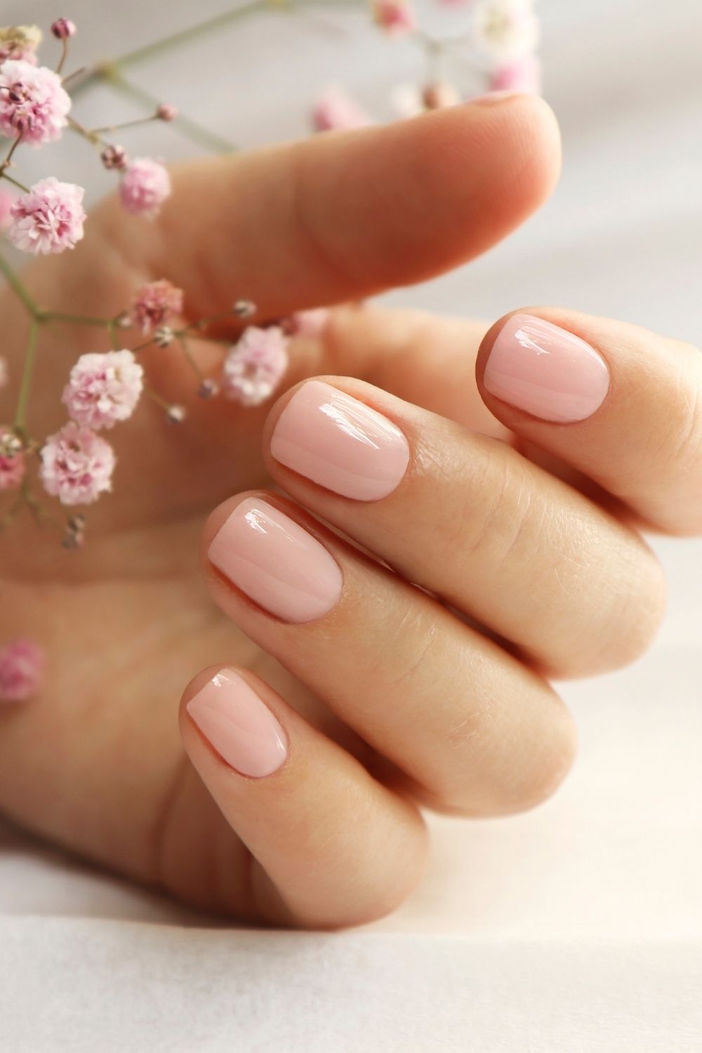 Short nude nails, chic simplicity