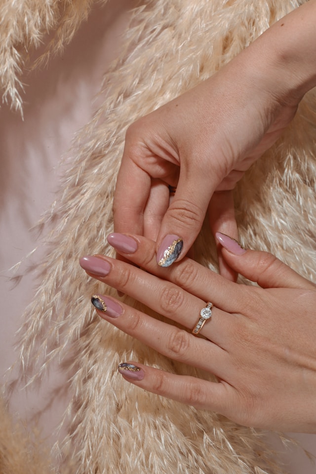 Abstract pink nails, artistic bridal choice