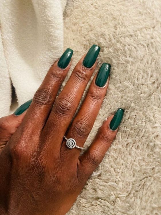 Deep green square nails, elegant and sophisticated.